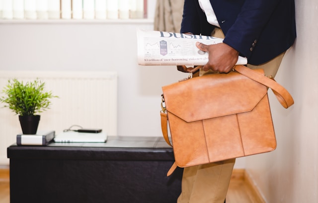Découvrez l&rsquo;élégance intemporelle du cartable professionnel en cuir véritable.