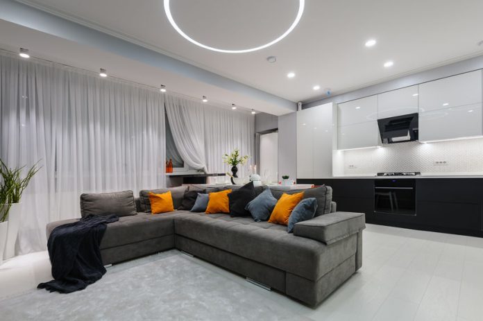 Modern white kitchen and living room carrelage de cuisine